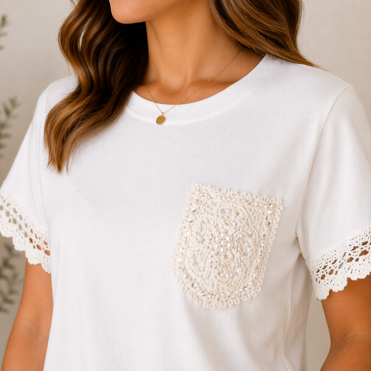 Witte T-Shirt met Kant Pocket – Zacht Katoen & Elegante Look