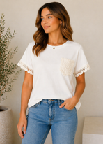 Witte T-Shirt met Kant Pocket – Zacht Katoen & Elegante Look