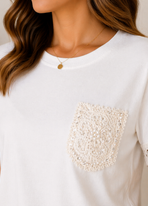 Witte T-Shirt met Kant Pocket – Zacht Katoen & Elegante Look